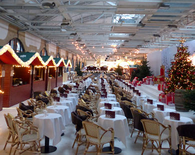 weihnachtliche Markthütten in einer Halle