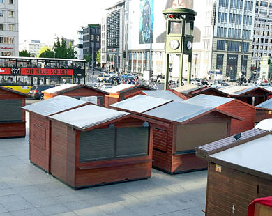 Blick auf einen Markt mit Verkaufshütten.