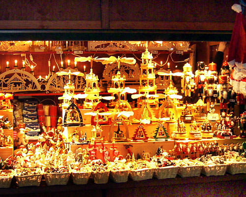 Weihnachtsmarkthütte mit weihnachtlichen, handwerklichen Artikeln.